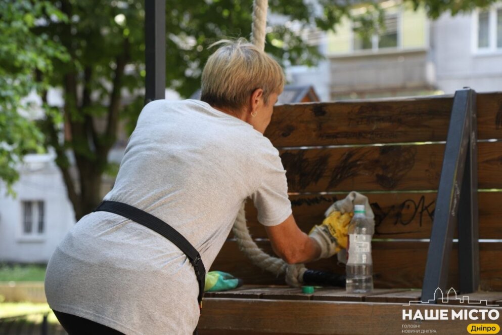 ЕКСКЛЮЗИВ
ОФІЦІЙНО                Ліквідують наслідки та закликають до відповідальності:  як борються з вандалізмом у парках Дніпра