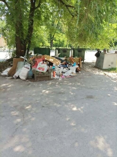 У Дніпрі продовжують прибрати стихійні звалища та вивозити сміття за заявками місцях