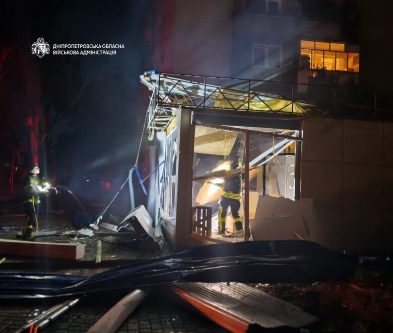 У Дніпрі внаслідок ворожої атаки понівечені підприємство, багатоквартирні будинки та магазини