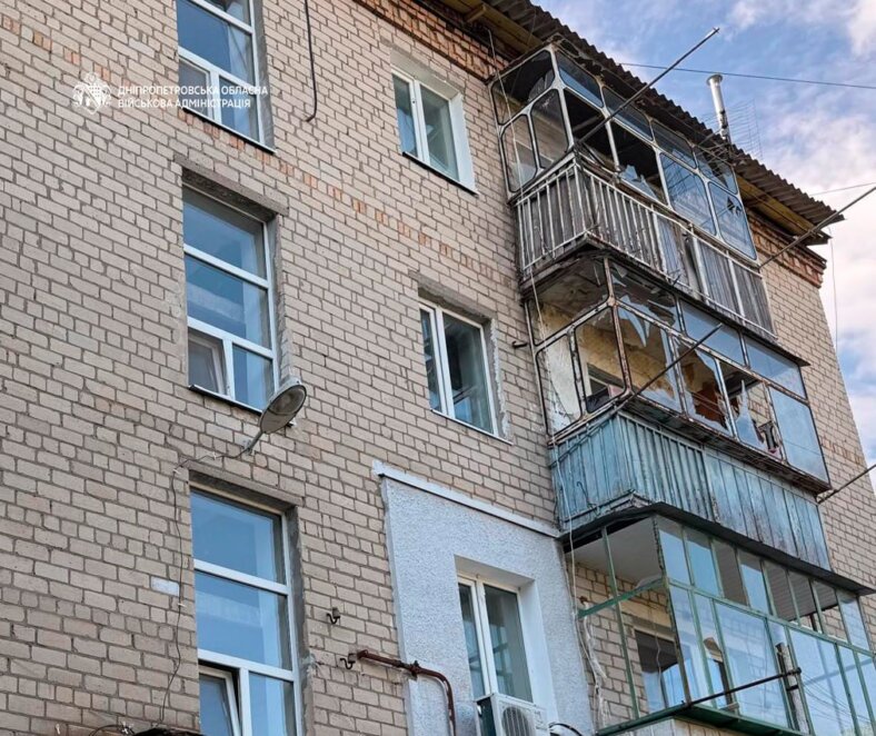 У Дніпрі внаслідок ворожої атаки понівечені підприємство, багатоквартирні будинки та магазини
