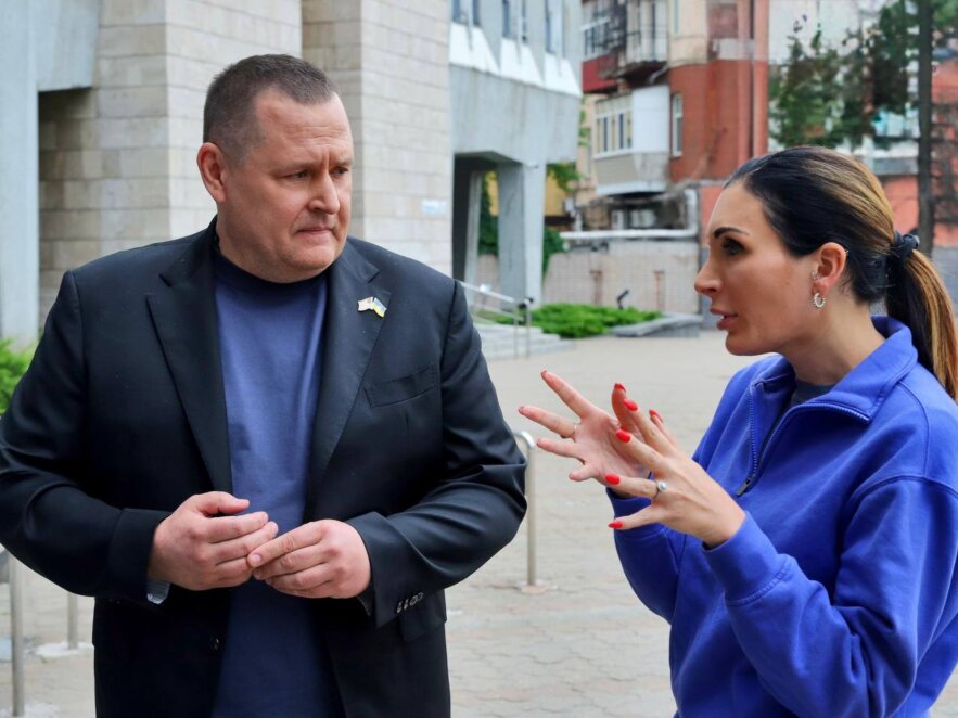 До Дніпра завітала американська політична активістка та довірена особа Трампа Лора Лумер
