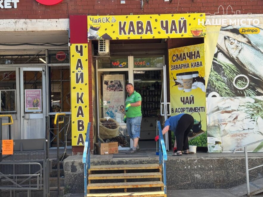 ЕКСКЛЮЗИВ
                                Сотні вибитих вікон, понівечені магазини та потрощені авто: що відбувається на місці атаки у Дніпрі