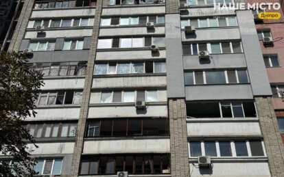 Сотни выбитых окон, поврежденные магазины и разбитые машины: что происходит на месте атаки в Днепре