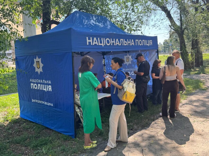 Сотні вибитих вікон, понівечені магазини та потрощені авто: що відбувається на місці атаки у Дніпрі
