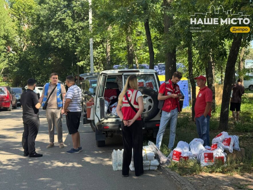 ЕКСКЛЮЗИВ
                                Сотні вибитих вікон, понівечені магазини та потрощені авто: що відбувається на місці атаки у Дніпрі