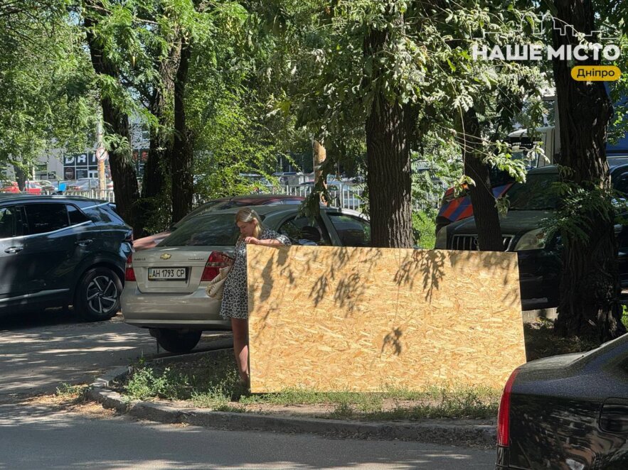 ЕКСКЛЮЗИВ
                                Сотні вибитих вікон, понівечені магазини та потрощені авто: що відбувається на місці атаки у Дніпрі