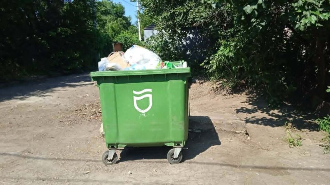У Дніпрі продовжують прибрати стихійні звалища та вивозити сміття за заявками місцях