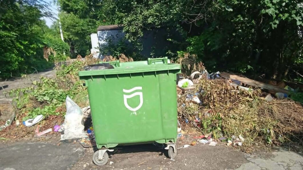 У Дніпрі продовжують прибрати стихійні звалища та вивозити сміття за заявками місцях