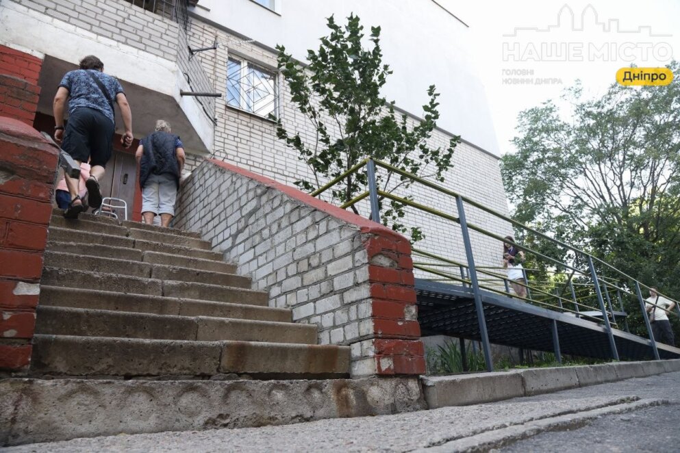 ЕКСКЛЮЗИВ
ОФІЦІЙНО                 Завдяки програмі співфінансування біля будинку на Робочій, 154 у Дніпрі встановили пандус