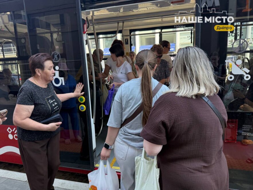 ЕКСКЛЮЗИВ
ОФІЦІЙНО                Новий трамвай із кондиціонером, пандусом та відеонаглядом вийшов на маршрут у Дніпрі