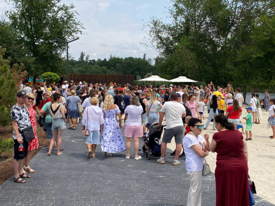У місті на Дніпропетровщині відкрили сучасний пляж із зонами відпочинку та спортмайданчиками
