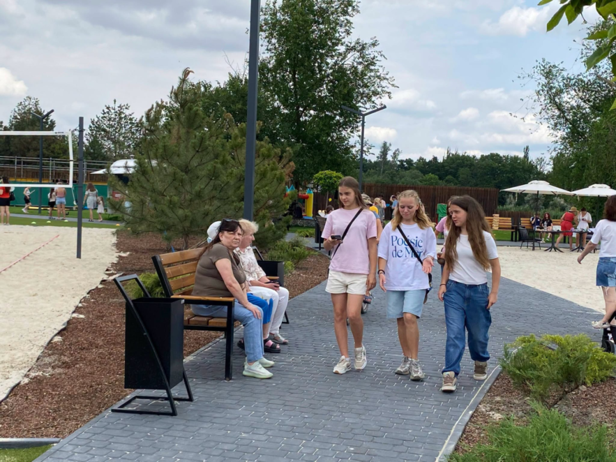 У місті на Дніпропетровщині відкрили сучасний пляж із зонами відпочинку та спортмайданчиками