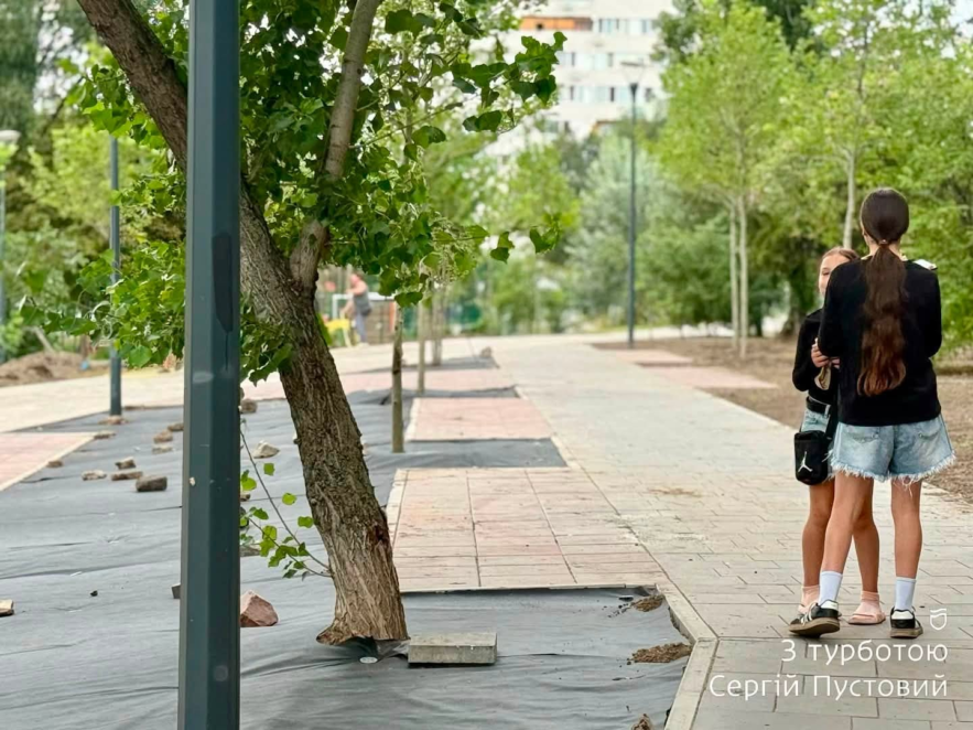 У Дніпрі на вулиці Калиновій висаджують дерева та облаштовують зону відпочинку