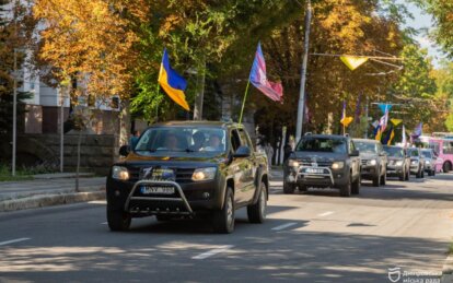У Дніпрі передали п'ять нових пікапів бійцям 7-го корпусу ДШВ