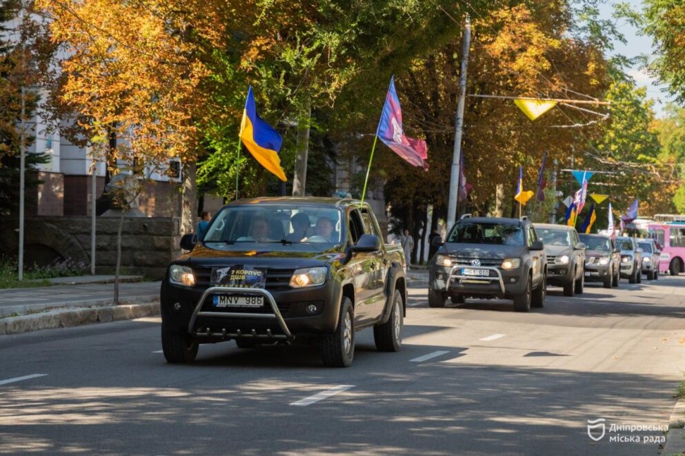 ОФІЦІЙНО                У Дніпрі передали п’ять нових пікапів бійцям 7-го корпусу ДШВ