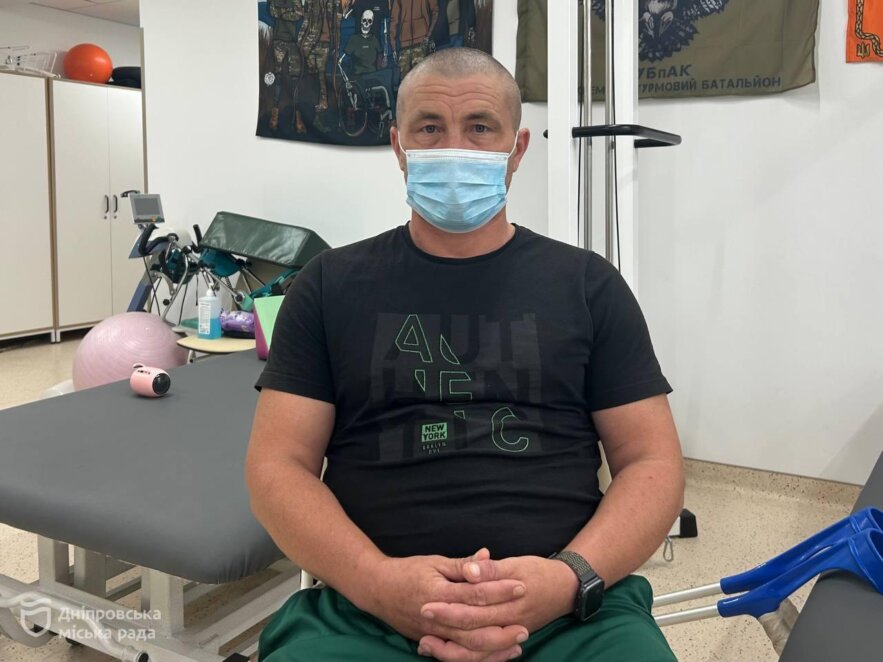 У реабілітаційному центрі Дніпра допомагають військовому підготуватися до протезування після важкого поранення