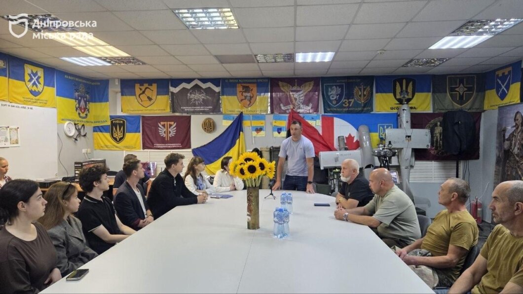 ОФІЦІЙНО                У Дніпрі до Дня пам’яті захисників України, які загинули в боротьбі за незалежність, провели зустріч молоді із ветеранами