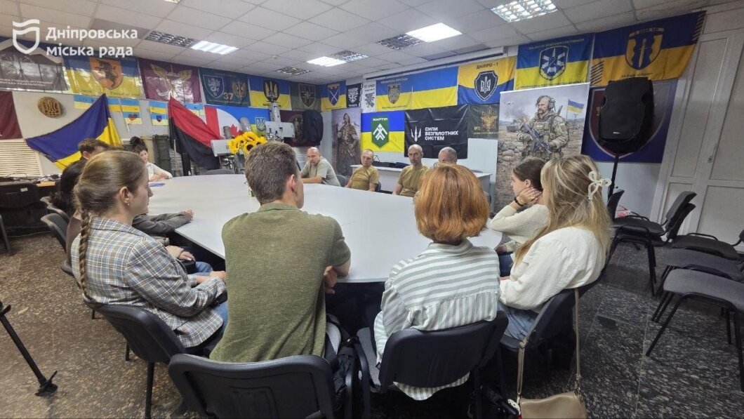 ОФІЦІЙНО                У Дніпрі до Дня пам’яті захисників України, які загинули в боротьбі за незалежність, провели зустріч молоді із ветеранами