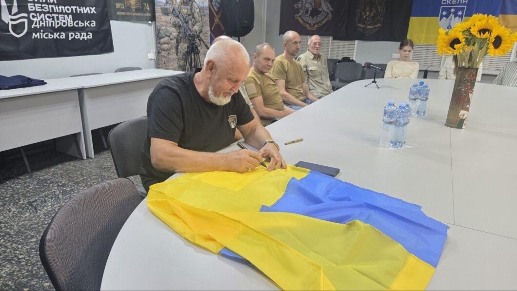 ОФІЦІЙНО                У Дніпрі до Дня пам’яті захисників України, які загинули в боротьбі за незалежність, провели зустріч молоді із ветеранами