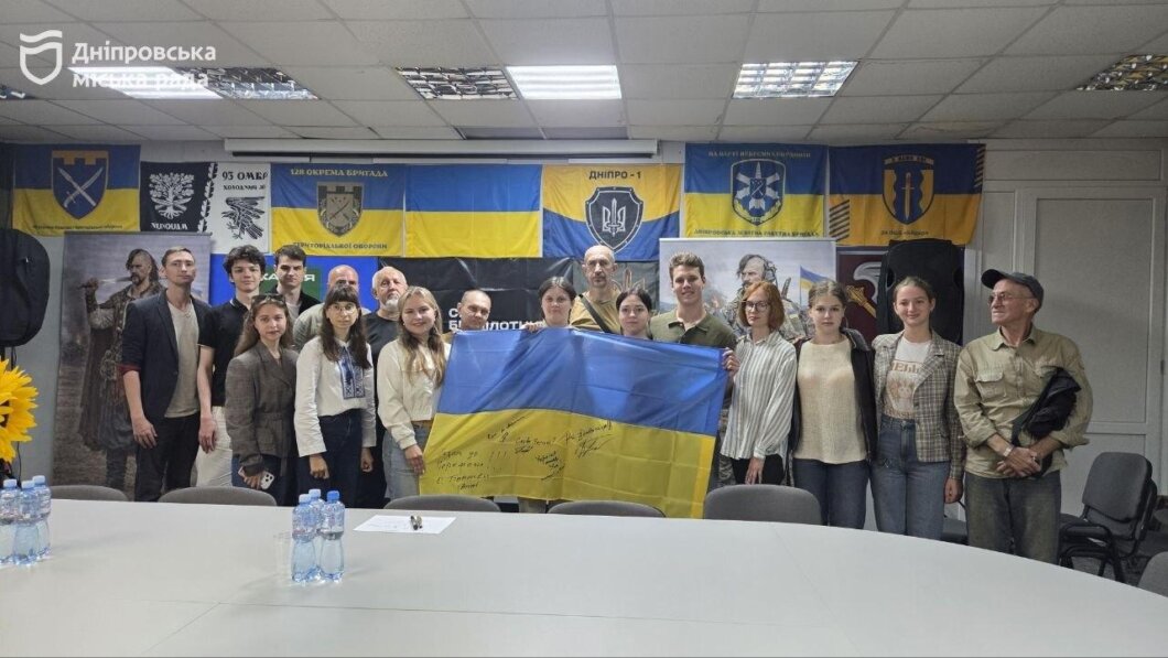 ОФІЦІЙНО                У Дніпрі до Дня пам’яті захисників України, які загинули в боротьбі за незалежність, провели зустріч молоді із ветеранами