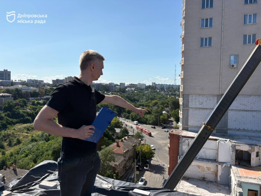 Дніпро відновлює пошкоджені внаслідок ворожих атак будинки: на Виконкомівській, 24-А тривають масштабні роботи