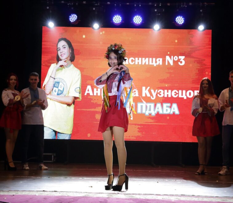 Плюшевий ведмедик із зашитими вустами: як картина однієї студентки з Дніпра відобразила біль усієї країни