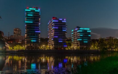 Известный художник показал, как будет выглядеть фасад ЖК Port City на берегу Днепра с динамической п...