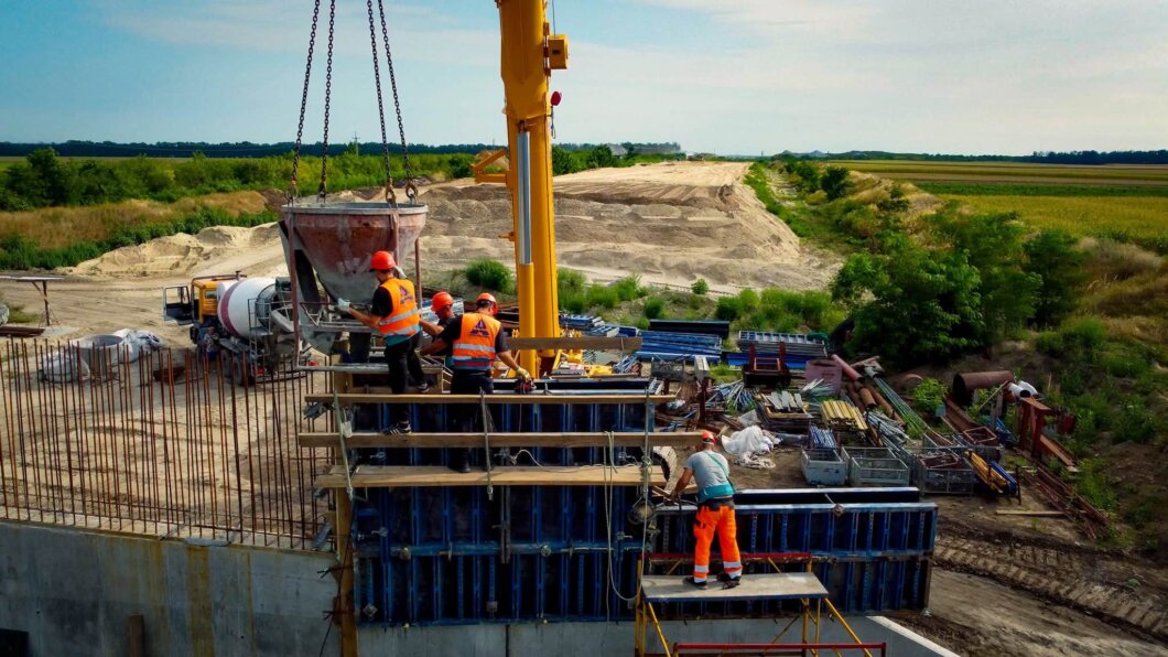Завершили перший монолітний тунель: як триває будівництво стратегічної траси з Дніпра на Київ