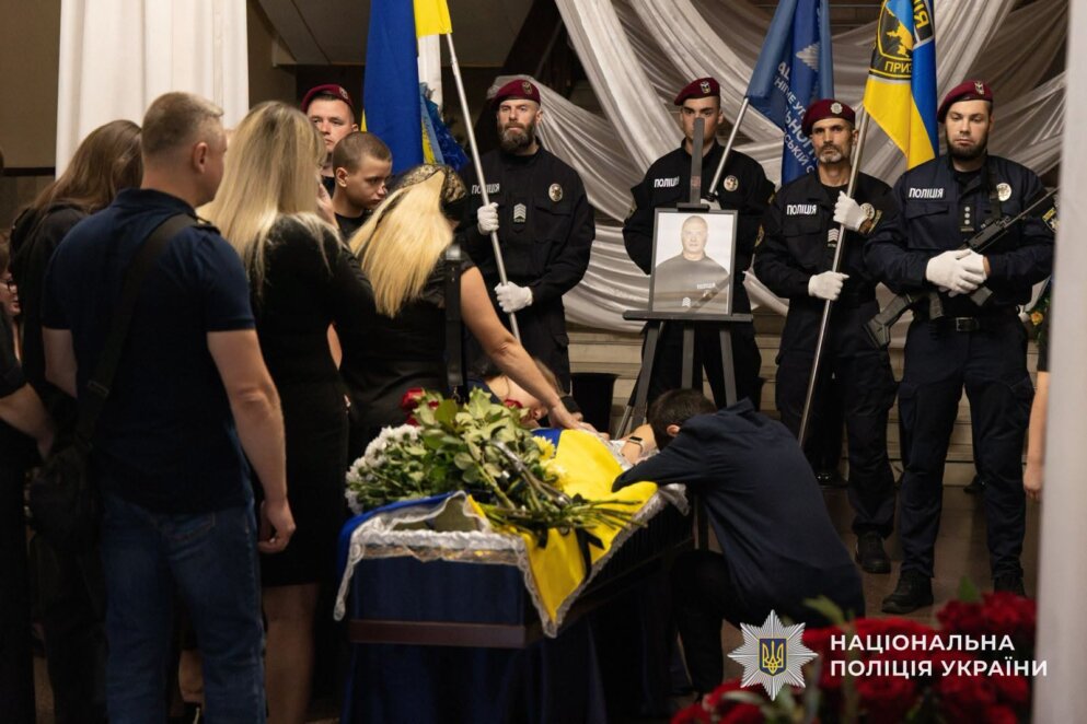 У Дніпрі попрощалися з поліцейським Артемом Кучером, який загинув внаслідок атаки FPV-дронів Марганці