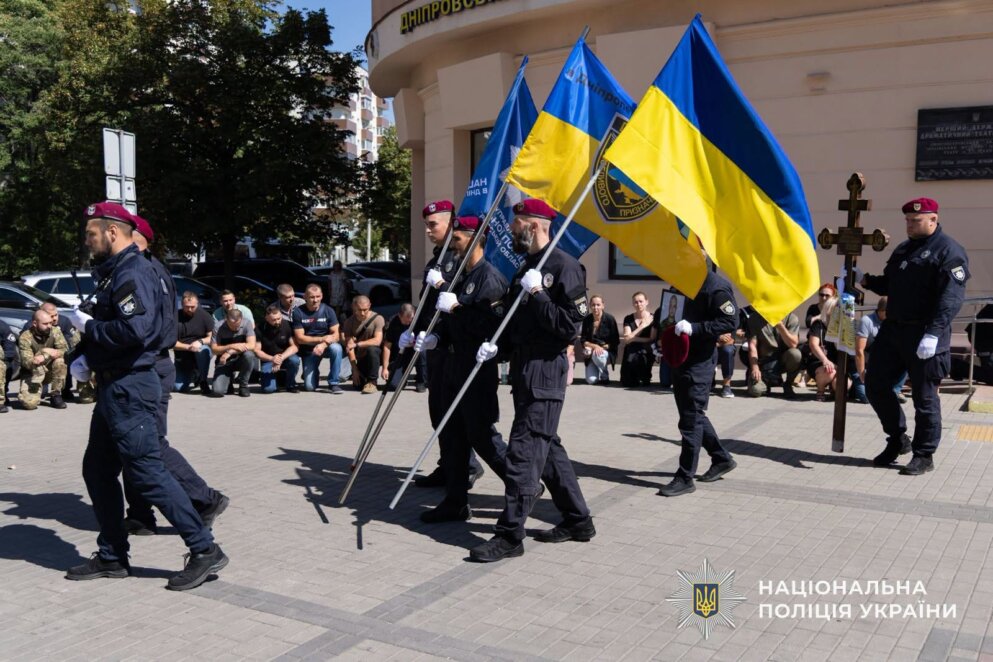 У Дніпрі попрощалися з поліцейським Артемом Кучером, який загинув внаслідок атаки FPV-дронів Марганці