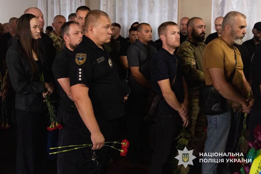 У Дніпрі попрощалися з поліцейським Артемом Кучером, який загинув внаслідок атаки FPV-дронів Марганці