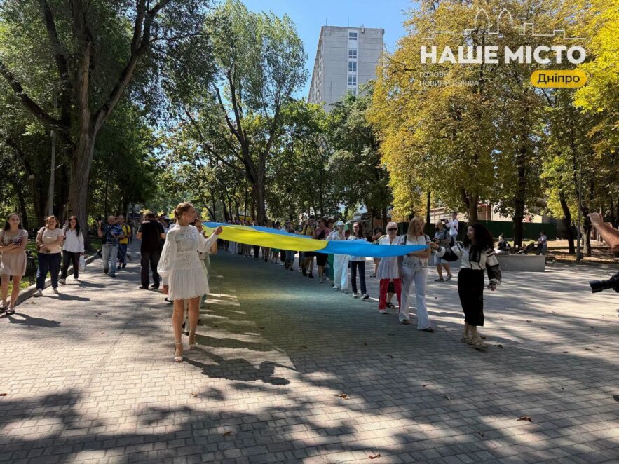 ЕКСКЛЮЗИВ
ОФІЦІЙНО                «Крила єдності»: у Дніпрі до Дня Незалежності пройшли містом із 50-метровим прапором