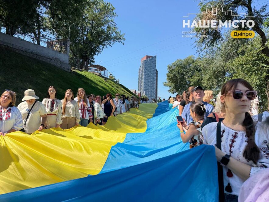 ЕКСКЛЮЗИВ
ОФІЦІЙНО                «Крила єдності»: у Дніпрі до Дня Незалежності пройшли містом із 50-метровим прапором