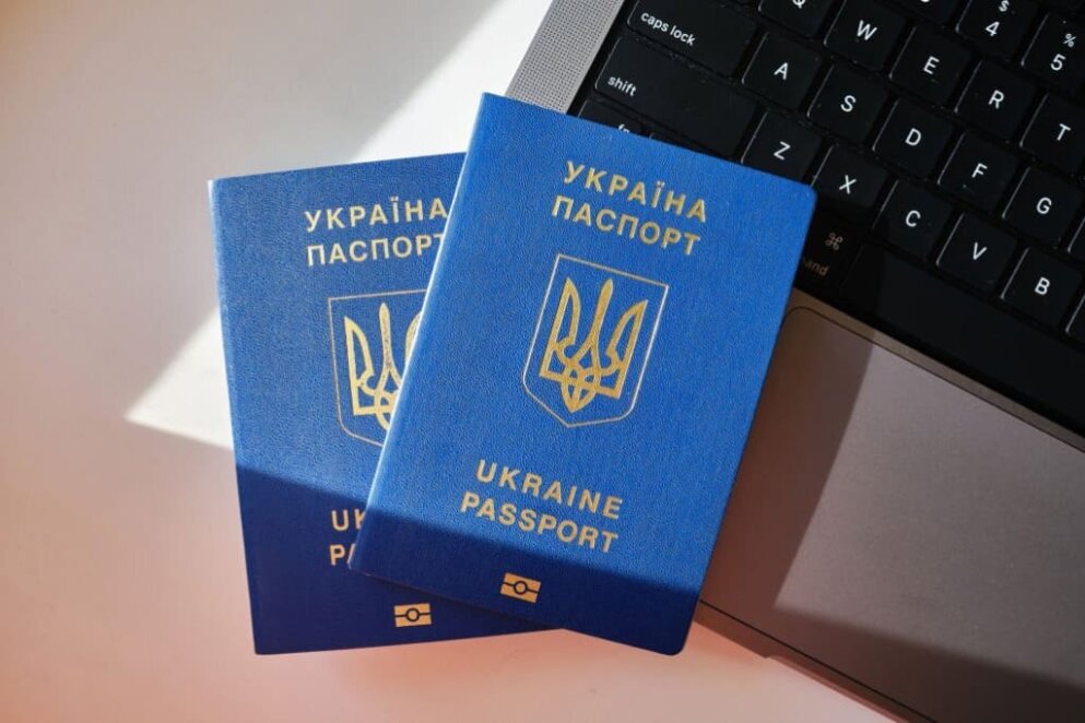 Чи можна одночасно оформити ID-картку та закордонний паспорт: роз’яснення від Міграційної служби