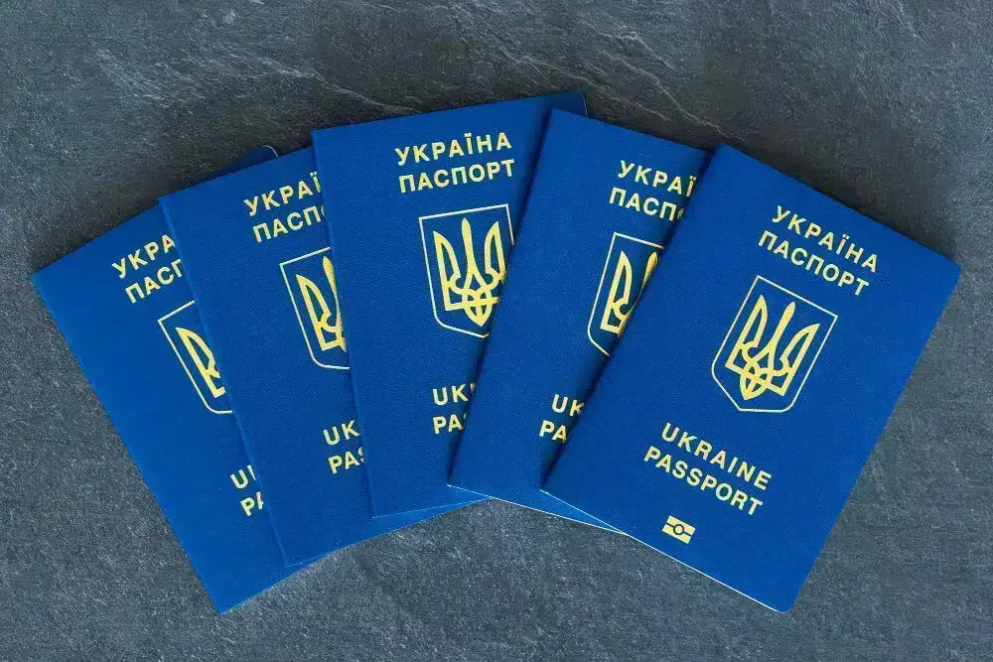 Паспорт-книжечка стане недійсним: коли українцям потрібно перейти на ID-картку