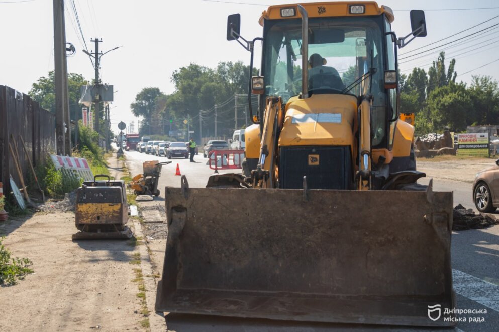 Без провалля та калюж: у Дніпрі на вул. Передовій завершують комплексний ремонт дороги