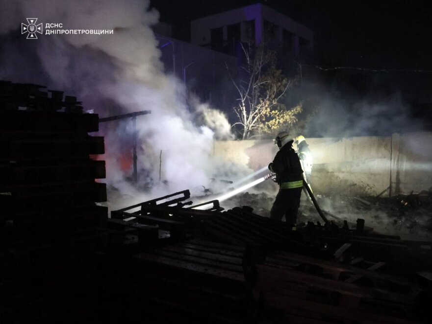 У ДСНС показали наслідки атаки на ТРЦ у Дніпровському районі