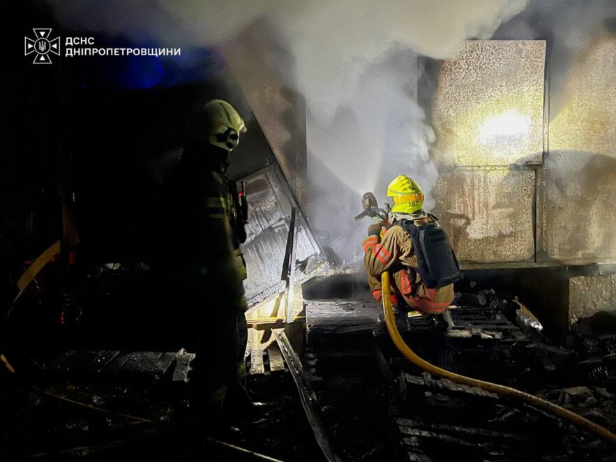 У ДСНС показали наслідки атаки на ТРЦ у Дніпровському районі