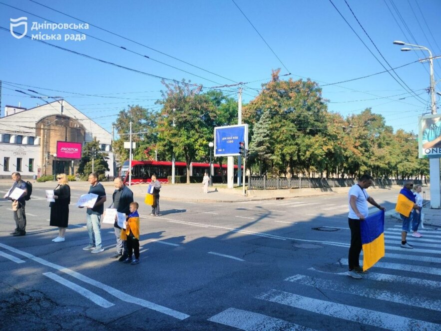 Ціна свободи — людські життя: у Дніпрі вшанували полеглих Героїв хвилиною мовчання