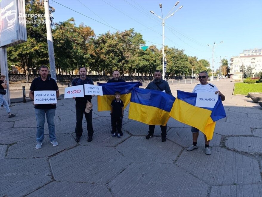 Ціна свободи — людські життя: у Дніпрі вшанували полеглих Героїв хвилиною мовчання