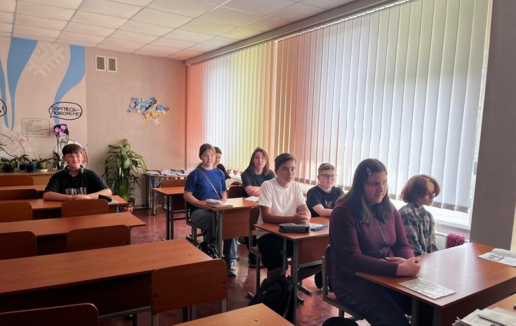 Для учнів 5-9 класів зміниться підхід до фіксації оцінок у класних журналах: тепер за семестр з кожного предмета виставлятиметься одна підсумкова оцінка, а вчителям більше не обов'язково позначати групи результатів біля кожного бала. При цьому самі принципи оцінювання учнів залишаються чинними. Про це повідомив міністр освіти і науки Андрій Бутенко.

Раніше поруч із кожною оцінкою вчителям потрібно було вказувати, до якої групи результатів вона належить. Через це наприкінці семестру з одного предмета в журналі могло з'являтися одразу кілька оцінок замість однієї підсумкової.

За словами Бутенка, такий порядок діяв у школах останні роки, однак на практиці фіксація груп результатів створювала для вчителів додаткове навантаження, про складність якого вони неодноразово говорили.

Спрощення ведення журналів не означає скасування груп результатів чи зміну самого підходу до оцінювання учнів. Державний стандарт базової середньої освіти НУШ залишається чинним, так само як і групи результатів, передбачені стандартом і навчальними програмами.

Учителі й надалі оцінюватимуть досягнення учнів відповідно до визначених стандартом результатів навчання. Компетентнісний підхід залишається основою оцінювання, а формувальне оцінювання зберігається у повному обсязі.

Водночас педагог самостійно визначатиме, скільки і коли виставляти оцінок та якими способами перевіряти результати навчання. Якщо індексування за групами результатів залишається для конкретного вчителя зручним робочим інструментом, він і надалі може ним користуватися.

«Все, що визначає якість навчання в класі, залишається за вчителем», — наголосив міністр.
Бутенко звернув увагу на значне навантаження, яке сьогодні мають педагоги. Йдеться не лише про проведення уроків і перевірку робіт, а й про підготовку до наступного дня, спілкування з батьками та роботу з дітьми, які мають прогалини в знаннях після дистанційного навчання й переїздів.

До цього додаються заняття в укриттях під час повітряних тривог і повернення до навчання після відбою. На цьому тлі вчителі також витрачають чимало часу на ведення журналів, підготовку звітів та довідок — тому в МОН вважають за важливе спрощувати процедури, які забирають у педагогів позаробочий час.

«Вважаю, що особистий час має бути присвячений насамперед відновленню та спілкуванню з близькими та родиною», — пояснив Бутенко.
Раніше очільник МОН заявляв про можливий перегляд формату національного мультипредметного тесту. Серед обговорюваних змін — більша гнучкість тестування, можливість перездачі та зменшення стресу для вступників, зокрема проведення тестів в укриттях.





Нагадаємо, раніше ми писали: Герої у білих халатах: як у Дніпрі працює екстрена медична допомога під час війни.
Цілодобово рятують життя з вірою у Перемогу: як у війну працює лікарня швидкої допомоги Дніпра.
