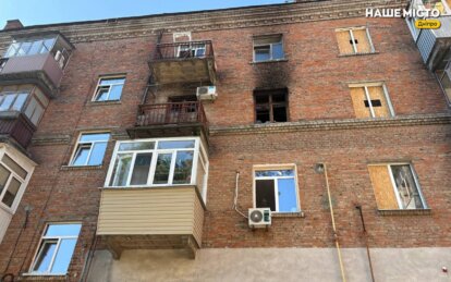 У Дніпрі відновлюють будинок на вул. Будівельників, 28, пошкоджений внаслідок атаки