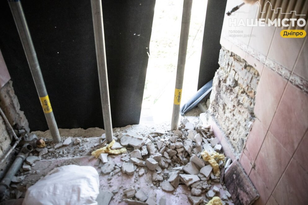 ЕКСКЛЮЗИВ
ОФІЦІЙНО                У  Дніпрі відновлюють багатоповерхівку на Янтарній, яка постраждала від ворожої атаки