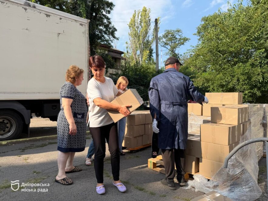 ОФІЦІЙНО                У Дніпрі продовжують безкоштовно видавати набори продуктів харчування гостям міста (ВПО)