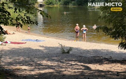 Пляжний сезон у розпалі: як дніпряни проводять серпневі дні на Ломівському