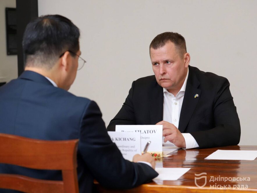 18 серпня мер Дніпра Борис Філатов провів зустріч із послом Республіки Корея в Україні Пак Кічан-гом. Сторони обговорили ситуацію в місті та можливості подальшої співпраці — особливо у питан-нях підготовки до зими, пише «Наше місто» з посиланням на пресслужбу міськради.

«Вдячний нашим корейським друзям. Ми плідно спілкувалися з вашим попередником, і, я думаю, що ця взаємодія триватиме і надалі. Ми вдячні за всю допомогу, що була надана від корейського народу», — зазначив Борис Філатов у розмові з послом. 
Для спілкування обрали Музей історії Дніпра.
Серед інших тем говорили також про зацікавленість корейських компаній взяти участь у відбудові міста після війни. 
«Хотів би висловити вам і жителям Дніпра повагу, що навіть незважаючи на виклики цієї війни, ви продовжуєте жити та демонструвати таку стійкість. Дуже багато корейських компаній зацікавлені в тому, щоб брати участь у відбудові Україні. Співробітництво між нашими країнами розвивається», — наголосив посол Пак Кічанг.
Читайте також: У Дніпрі відновлюють пошкоджений атакою рф шелтер для ВПО.
12 друзів Дніпра: як міста-побратими допомагають під час війни.
