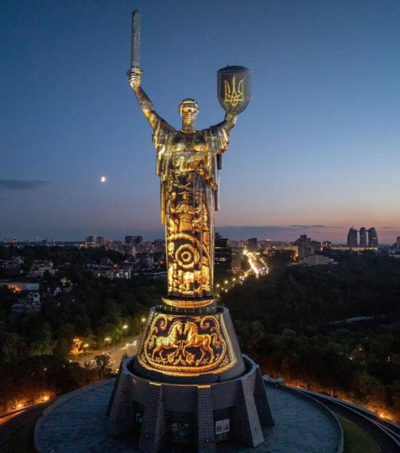 Дніпровський митець Микола Каблука створив на «Батьківщині-Матері» світлову арт-інсталяцію «Майбутнє памʼятає»