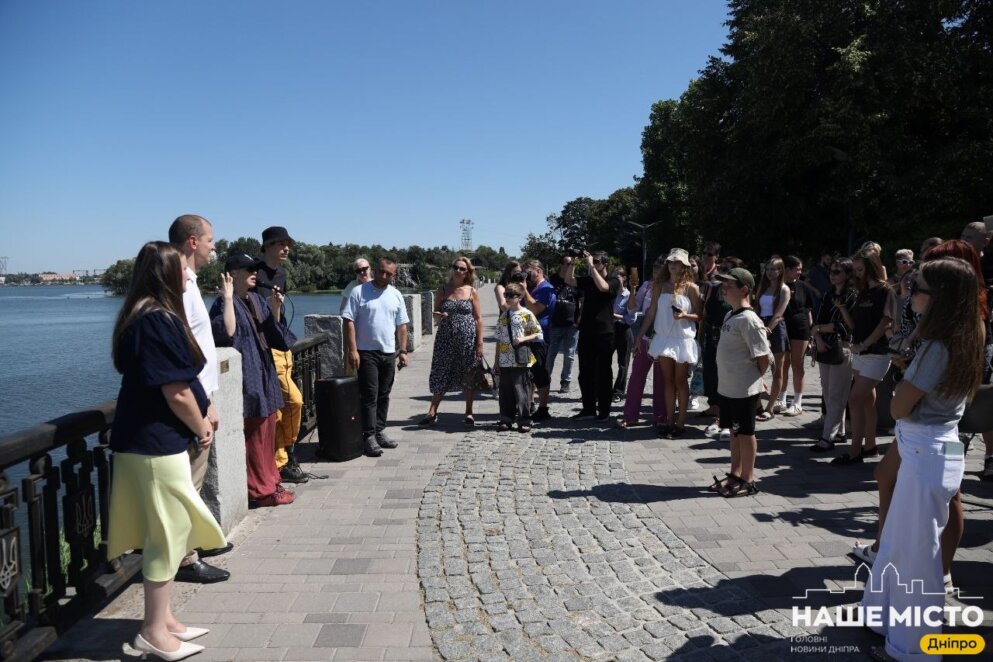 ЕКСКЛЮЗИВ
ОФІЦІЙНО                 У Дніпрі відкрили 20-ту мініскульптуру: вона присвячена сонцю