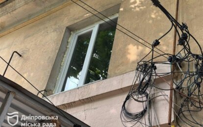 Дніпро допомагає: у місті ремонтують дахи у будинках, що постраждали через ворожі обстріли - Наше Місто