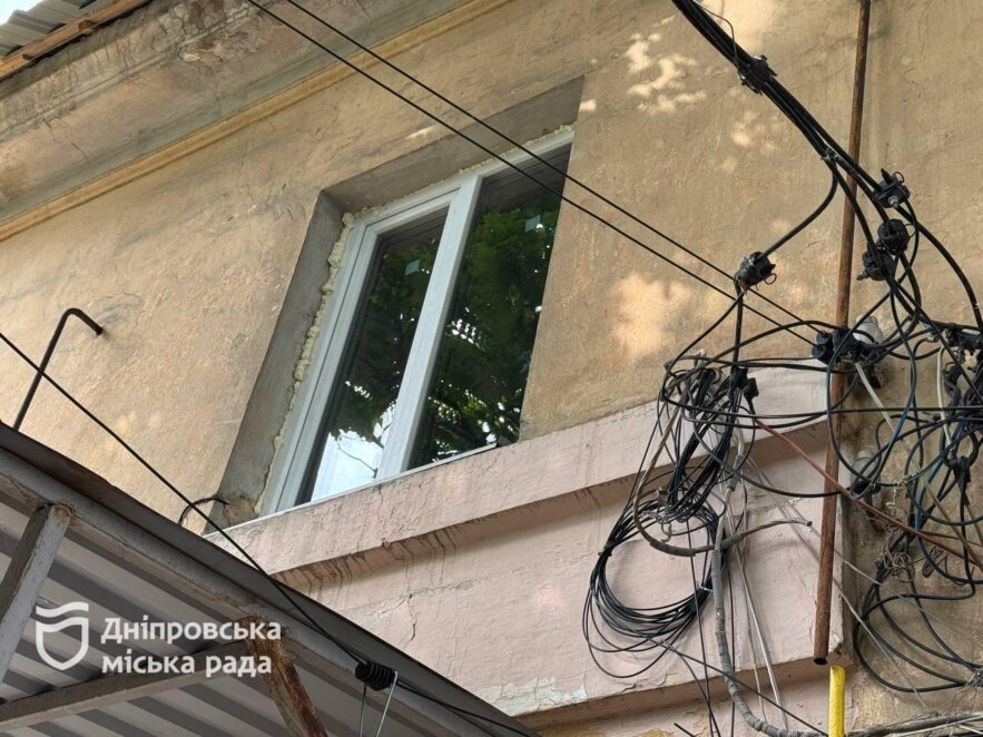 ОФІЦІЙНО                Дніпро допомагає: у місті ремонтують дахи у будинках, що постраждали через ворожі обстріли